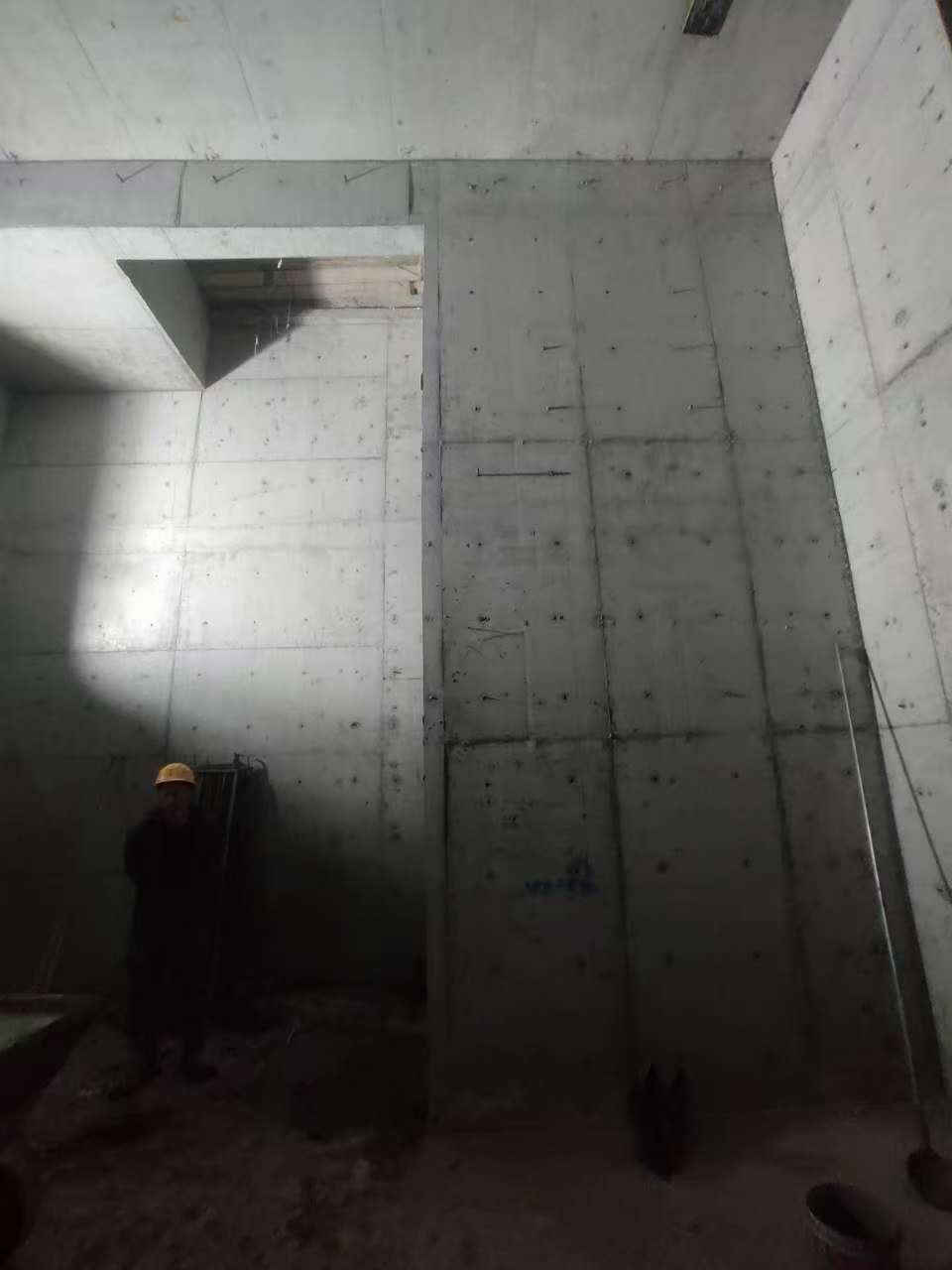 满城墙上开槽钢筋断了有影响吗